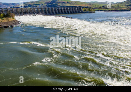The Dalles Dam on the Columbia River produces hydroelectric power.  The Dalles, Oregon Stock Photo