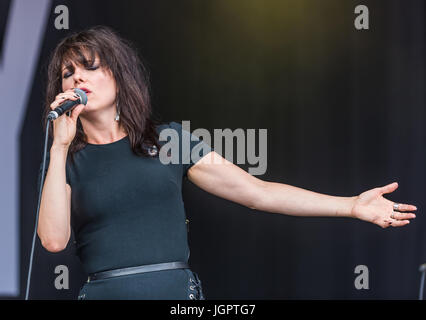 Cornbury Festival 2017 Great Tew Oxfordshire UK. 9th Jul, 2017. Imelda May performing on the Pleasent Valley stage. At the final Cornbury Festival. Credit: charlie bryan/Alamy Live News Stock Photo