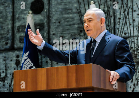 Jerusalem, Israel. 10th July, 2017. Israeli Prime Minister BENJAMIN NETANYAHU delivers a statement in a welcoming ceremony for Rwandan President Kagame hosted by Israeli President Rivlin at the President's Residence. Netanyahu's presence exceeds traditional diplomatic protocol. Credit: Nir Alon/Alamy Live News Stock Photo