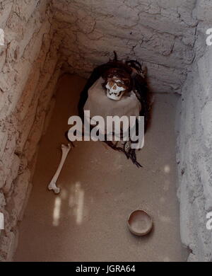 A mummy sits in its tomb in the ancient Chauchilla Cemetery in Nazca, Peru Stock Photo