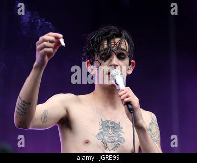 Matthew Healy from The 1975 performs on the main stage at the TRNSMT music festival at Glasgow Green in Glasgow with a Sunday line-up of acts including Twin Atlantic and Biffy Clyro.  PRESS ASSOCIATION Photo. Picture date:Sunday 9th July ,2017. Photo credit should read: Andrew Milligan/PA Wire. Stock Photo