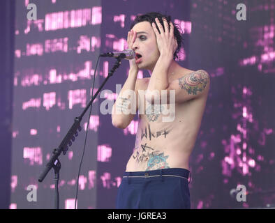 Matthew Healy from The 1975 performs on the main stage at the TRNSMT music festival at Glasgow Green in Glasgow with a Sunday line-up of acts including Twin Atlantic and Biffy Clyro. PRESS ASSOCIATION Photo. Picture date:Sunday 9th July ,2017. Photo credit should read: Andrew Milligan/PA Wire. Stock Photo