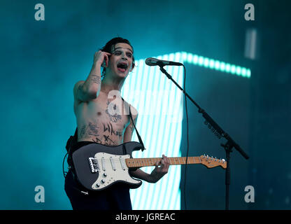 Matthew Healy from The 1975 performs on the main stage at the TRNSMT music festival at Glasgow Green in Glasgow with a Sunday line-up of acts including Twin Atlantic and Biffy Clyro.  PRESS ASSOCIATION Photo. Picture date:Sunday 9th July ,2017. Photo credit should read: Andrew Milligan/PA Wire. Stock Photo