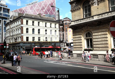 People near Victoria Station wait at traffic lights to cross street on Buckingham Palace Road, Victoria, London England, UK   KATHY DEWITT Stock Photo