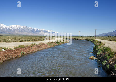 Los Angeles aqueduct in the Owens Valley with snowy Sierra Nevada mountains Stock Photo