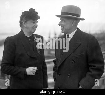Eleanor Roosevelt (l) and Edward Stettinius on arrival at Southampton. She is one of the US delegates to the inaugural session of the United Nations General Assembly, meeting in London. Stock Photo