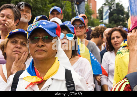 Oppositors demonstrators to the government of Nicolás Maduro met in Chacaíto, at the east of Caracas, for the one hundred days of protests. Stock Photo