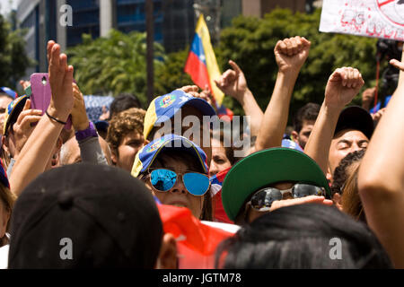 Oppositors demonstrators to the government of Nicolás Maduro met in Chacaíto, at the east of Caracas, for the one hundred days of protests. Stock Photo