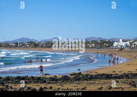 Badegaeste am Playa Matagorda, grosser Badestrand in Puerto del Carmen, Lanzarote, Kanarische Inseln, Europa | People at Playa Matagorda, large beach  Stock Photo