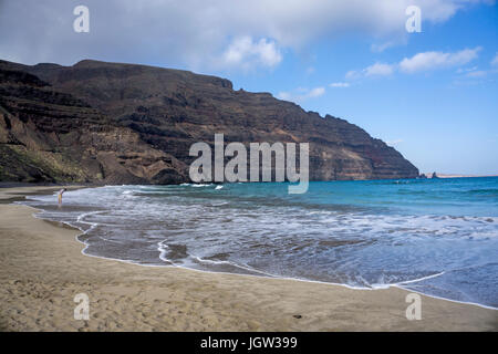 Strand bei Orzola und das Famara-Massiv, Lanzarote, Kanarische Inseln, Europa | Beach at Orzola and Famara mountains, Lanzarote, Canary islands, Europ Stock Photo