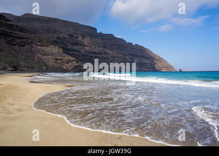 Strand bei Orzola und das Famara-Massiv, Lanzarote, Kanarische Inseln, Europa | Beach at Orzola and Famara mountains, Lanzarote, Canary islands, Europ Stock Photo