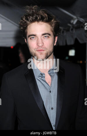 Robert Pattinson - THE TWILIGHT SAGA NEW MOON Premiere at the Westwood ...