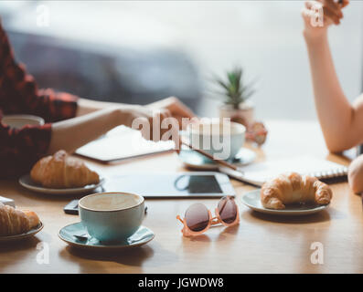 cropped view of people having lunch at meeting in cafe, business lunch concept Stock Photo