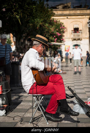 Busker playing in the Piazza IX Aprile, Taormina.Sicily, Italy Stock Photo