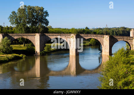 Carcassonne, Languedoc-Roussillon, France. The Old Bridge, the Pont Vieux, which crosses the River L'Aude and connects the new town with the old Cite  Stock Photo