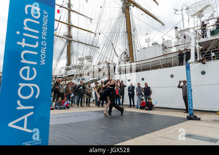 Hamburg, Germany. 5th July, 2017. Tango dancers perform in front of the docked sail training ship Libertad after its arrival in Hamburg, Germany, 5 July 2017. Argentina will take over the presidency of the G20 group on the 1 December 2017. The current holder of the presidency is Germany, the host of this year's G20 summit (07.07.17-08.07.17) in Hamburg. Photo: Christophe Gateau/dpa/Alamy Live News Stock Photo