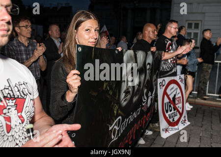 Warsaw, Poland. 10th Jul, 2017. Kaczynski monthly commemoration of the plane crash by Smolensk. Demonstration on 10th of July 2017 in Warsaw, Poland. Ultimate police forces and the oppositional contr-manifestation (Obywatele RP) Credit: Szymon Mucha/Alamy Live News Stock Photo