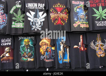 Marktstand mit schwarzen T-Shirts, Heavy Metal Motive, woechentlicher Sonntagsmarkt in Teguise, Lanzarote, Kanarische Inseln, Europa | Market stall wi Stock Photo