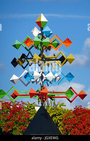 Buntes Windspiel in der Fundacion Cesar Manrique, Taro de Tahiche, Tahiche, Lanzarote, Kanarische Inseln, Europa | Wind chime, sculpture at Fundacion  Stock Photo
