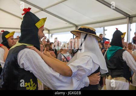 Tanzvorfuehrung, kanarische Maenner und Frauen in traditioneller Kleidung auf dem woechentlichen Sonntagsmarkt in Teguise, Lanzarote, Kanarische Insel Stock Photo