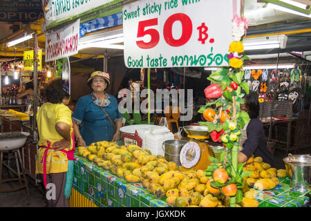 Mango and sticky rice vendor on Hua Hin night market, Thailand Stock Photo