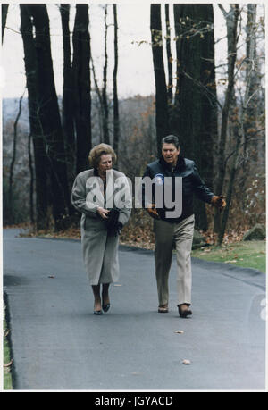 Ronald Reagan walks with British Prime Minister Margaret Thatcher at Camp David Stock Photo