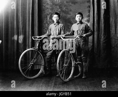 Old Pastimes - Japanese American boys and their bicycles Stock Photo