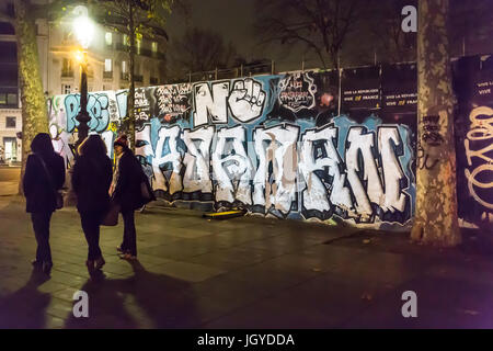 No pasaran graff with 3 people. Spontaneous homage at the victims of the terrorist attacks in Paris the 13th of november 2015: Stock Photo