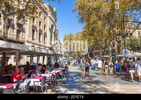 Barcelona Catalunya spain Las Ramblas tourists walking along Las Ramblas Barcelona las ramblas la rambla barcelona cafe eu europe Catalonia Stock Photo