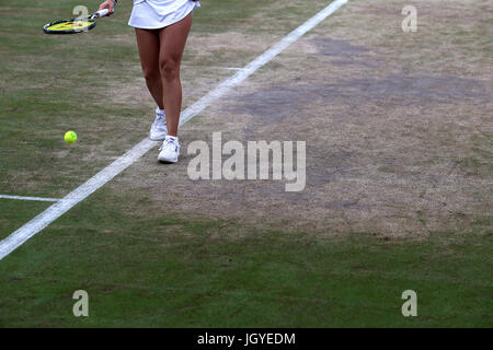General view of the wear and tear to the grass on the baseline of court four on day eight of the Wimbledon Championships at The All England Lawn Tennis and Croquet Club, Wimbledon. Stock Photo