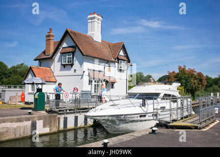 Motor boat going through Goring Lock, Goring-on-Thames, South Oxfordshire, England Stock Photo