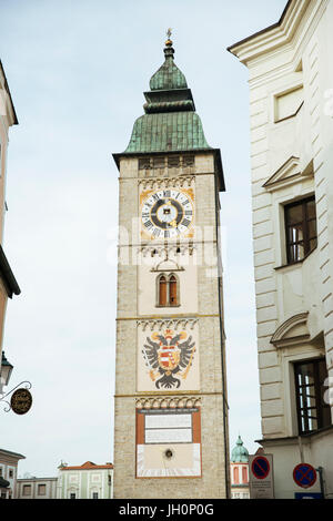 Stadtplatz Enns mit dem Wahrzeichen Ennser Stadtturm, von der Wienerstraße fotografiert, Hauptplatz, Enns, Oberösterreich, Österreich Stock Photo