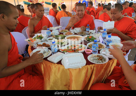 Asian meal. Buddhist ceremony. Wat Ong Teu Mahawihan. Temple of the Heavy Buddha. Vientiane. Laos. Stock Photo