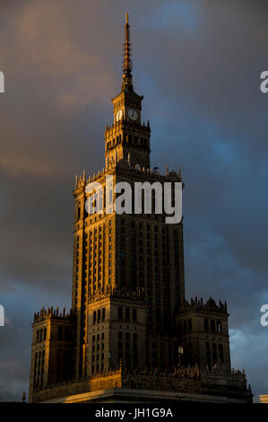237 meter Palace of Culture and Science (Palac Kultury i Nauki PKiN) in Warsaw, Poland. 6 April 2017 © Wojciech Strozyk / Alamy Stock Photo Stock Photo