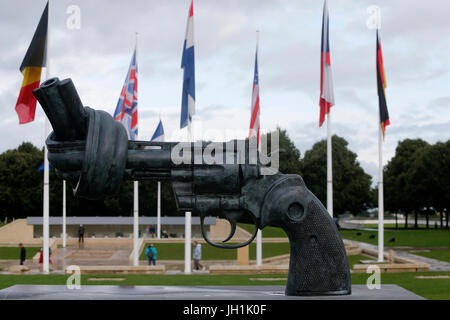 Bronze sculpture outside the Memorial de la Paix in Caen : Non violence - the knotted gun, by Carl Fredrik Reutersward. France. Stock Photo