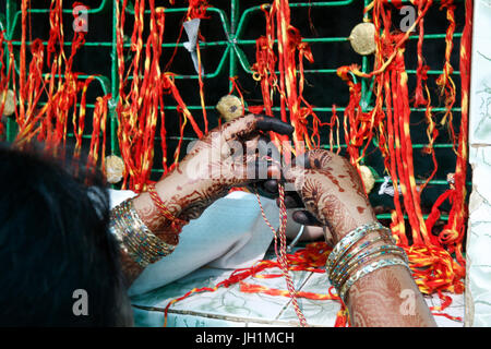 Ajmer Sharif dargah, Rajasthan. Woman tying niya threads (prayer intentions). India. Stock Photo