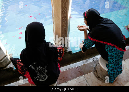 Ajmer Sharif dargah, Rajasthan. Girls sitting at the ablution pool. India.