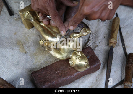 Craftsman's workshop in Vrindavan, Uttar Pradesh. Making a statue. India. Stock Photo