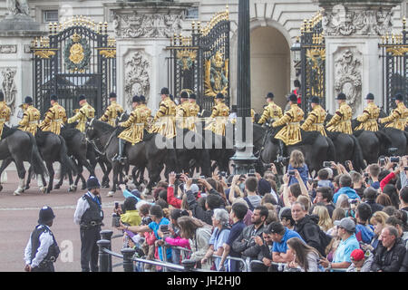London, UK. 12th July, 2017. Large crowds gather outside Buckingham Palace during the visit of the King and Queen of Spain Credit: amer ghazzal/Alamy Live News Stock Photo