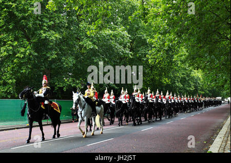 London, UK. 12th Jul, 2017. The Household Cavalry make their way along Constitution Hill before The Kings Troop Royal Horse Artillery fired a 41 gun salute in Green Park for the State visit to UK by King Felipe of Spain, with his wife Queen Letizia in London, July 12, 2017 State visit to UK by King Felipe of Spain, London, July 12, 2017 Credit: Paul Marriott/Alamy Live News Stock Photo