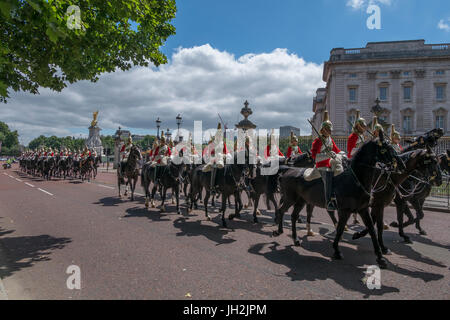 Constitution Hill, London, UK. 12th July, 2017. Mounted troops of the Life Guards ride up Constitution Hill back to stables and barracks after the Spanish Royal Family arrive at Buckingham Palace for the State Visit. Credit: Malcolm Park/Alamy Live News. Stock Photo
