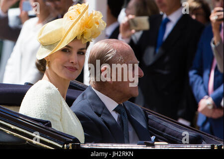 London, UK. 12th Jul, 2017. The Duke of Edinburgh and Queen Letizia of Spain arrive in the State Carriage at Buckingham Palace, London during King Felipe VI's State Visit to the UK. Credit: Gtres Información más Comuniación on line,S.L./Alamy Live News