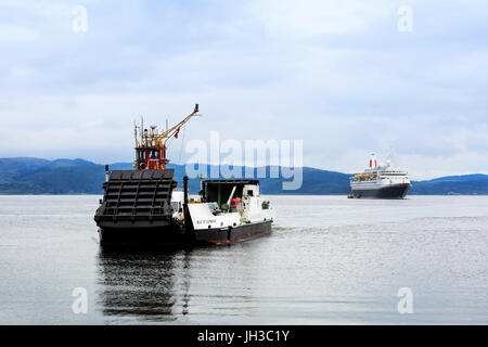 MV Isle of Cumbrae,  Ro Ro car ferry owned by Caledonian MacBrayne sailing loaded in Loch Fyne from Portavadie to Tarbert, with the Fd Olsen cruise sh Stock Photo