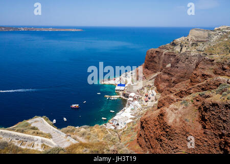 Der kleine Fischerhafen Ammoudi unterhalb von Oia, Santorin, Kykladen, Aegaeis, Griechenland, Mittelmeer, Europa | The small fishing harbour Ammoudi b Stock Photo
