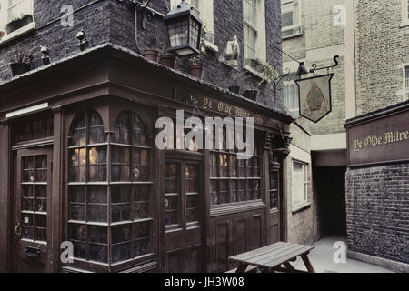 Ye Olde Mitre pub, Ely Court, Ely Place, Holborn, London, UK. Circa 1980's Stock Photo
