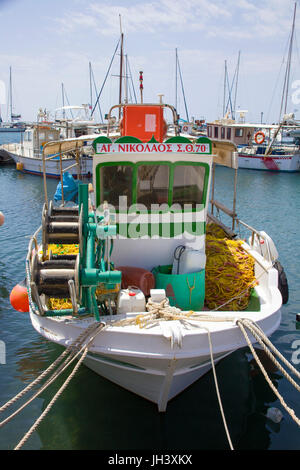 Fischkutter im Hafen von Vilchada, Santorin, Kykladen, Aegaeis, Griechenland, Mittelmeer, Europa | Fisherman boats at the harbour of Vilchada,Santorin Stock Photo