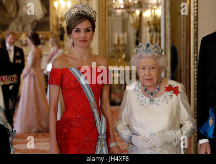 Queen Elizabeth II and Queen Letizia of Spain pose for a formal photograph with their husbands before a State Banquet at Buckingham Palace, London, during King Felipe VI's State Visit to the UK. Stock Photo