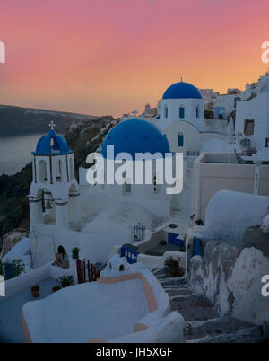 Sonnenuntergang an der Orthodoxen Kirche in Oia, Santorin, Kykladen, Aegaeis, Griechenland, Mittelmeer, Europa | Sunset at the orthodox church, Oia, S Stock Photo