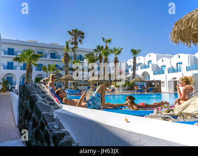 Urlauber relaxen am Pool, Hotel am Kamari Beach, Santorin, Kykladen, Aegaeis, Griechenland, Mittelmeer, Europa | People relaxing at the pool, hotel at Stock Photo