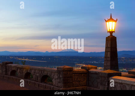 Rocky Butte viewpoint in Portland Oregon with lamp post and Mount St Helens view during sunset Stock Photo